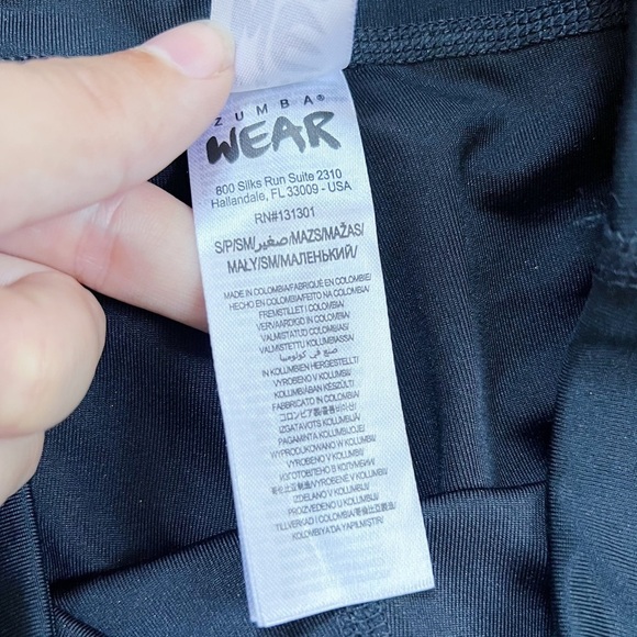 ZUMBA • All Night Metallic Capri Leggings cropped gold foil medallion print - Picture 6 of 11